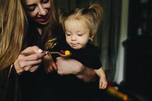 madre alimentazione figlia a casa foto