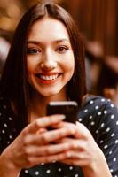 bellissimo ragazza parlando su il Telefono e sorridente. instagram tonificante effetto foto