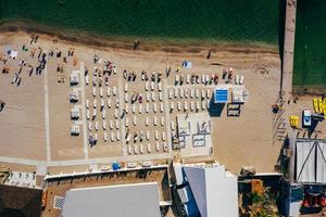 aereo Visualizza di folla di persone su il spiaggia foto