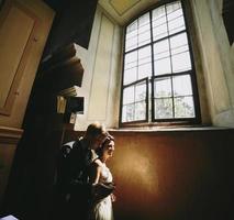 sposa e sposo su il sfondo di un' finestra. foto