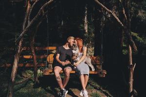 bellissimo coppia insieme con cane su un' swing foto