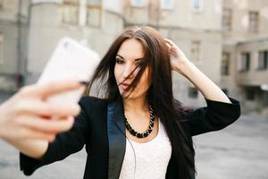 bellissimo ragazza fa se stesso nel il città foto