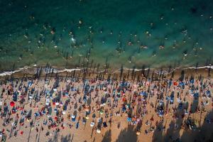 aereo Visualizza di folla di persone su il spiaggia foto