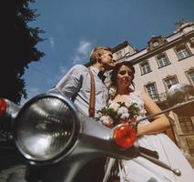 sposa e sposo su Vintage ▾ il motore scooter foto