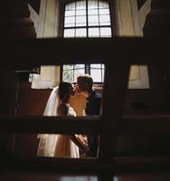 sposa e sposo su il sfondo di un' finestra. foto