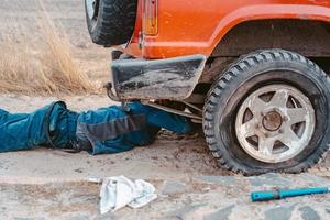 un' uomo solleva su un' Jack 4x4 via strada camion foto