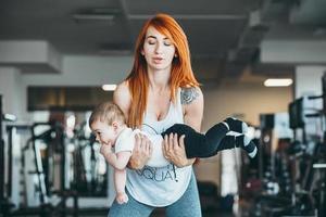 giovane madre con sua giovane figlio nel il Palestra foto