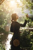 un' ragazza è a piedi nel il parco foto