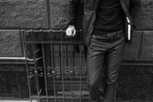 maschio modello nel jeans su il sfondo di un' rosso parete foto