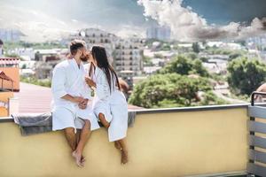 flirtare coppia con scintillante vino su un' tetto foto