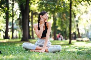 fitness ragazza con un' smartphone su natura sfondo. foto