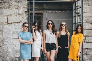 cinque giovani belle ragazze della città foto