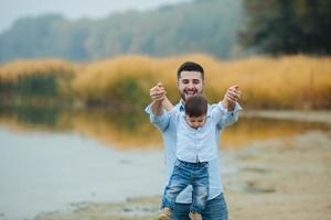 papà Tenere infantile figli maschi mani foto