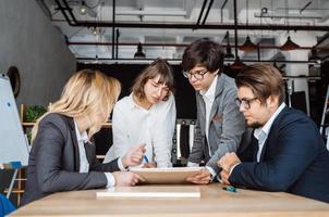 attività commerciale persone avendo discussione, disputa a incontro o negoziati foto