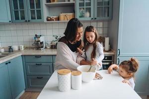 contento famiglia cucinare insieme nel il cucina foto