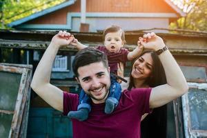 giovane famiglia con un' bambino su il natura foto