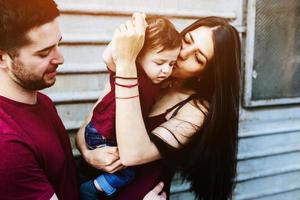 giovane famiglia con un' bambino foto