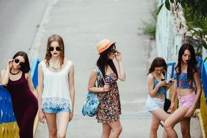 cinque giovani belle ragazze della città foto