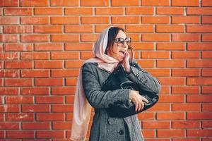 ragazza in un cappotto per strada foto