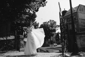 sposa in posa nel città foto