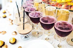 vino e Champagne cocktail con frutta foto