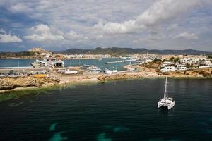 aereo Visualizza su catamarano e porta su il sfondo. foto