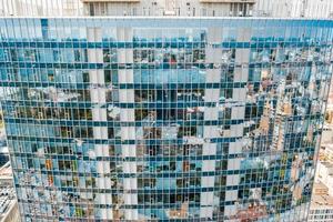 strada riflessione su bicchiere acciaio edificio facciata foto