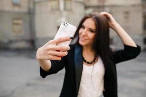 bellissimo ragazza fa se stesso nel il città foto