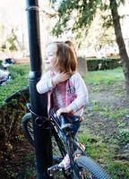 poco ragazza a piedi nel il parco foto