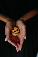 donna Tenere un' biscotto per Halloween foto