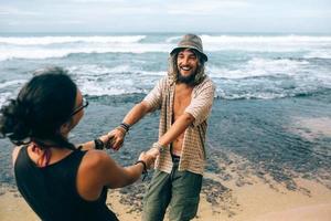 tipo e ragazza avere divertimento su il spiaggia foto