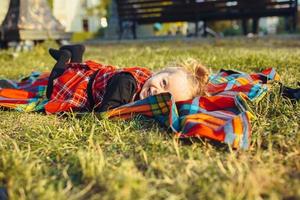 sorridente ragazza su il prato foto