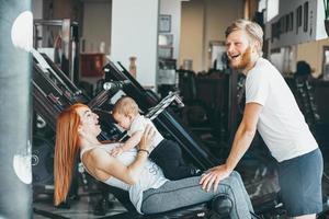 giovane famiglia con poco ragazzo nel il Palestra foto