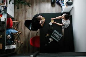 uomo e donna nel il cucina foto