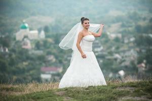 bellissimo giovane sposa pose per il telecamera foto