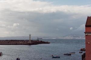 ormeggio con Barche su mare riva foto