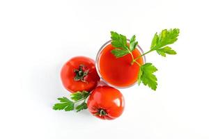 dieta pomodoro succo con prezzemolo su bianca sfondo. vegano verdura frullato. foto