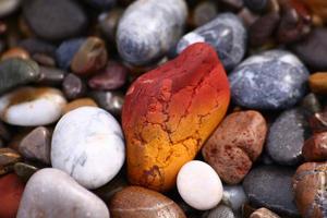 rocce su il mare lato foto