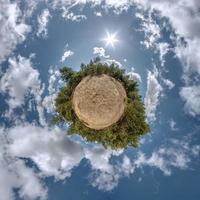 minuscolo pianeta nel pineta foresta nel blu cielo con bellissimo nuvole. trasformazione di sferico panorama 360 gradi. sferico astratto aereo Visualizza. curvatura di spazio. foto