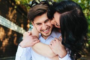 donna Abbracciare una persona sua fidanzato a partire dal dietro a foto