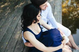 uomo e donna al lago foto