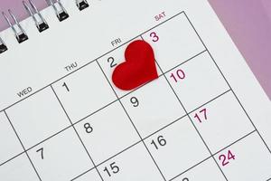 rosso cuore forma su il Data di il 2 ° giorno nel il calendario. foto