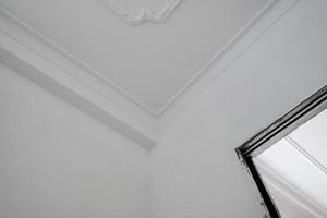 angolo di soffitto cornice con intricato corona modanatura. foto