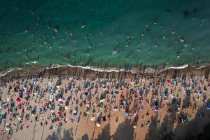 aereo Visualizza di folla di persone su il spiaggia foto