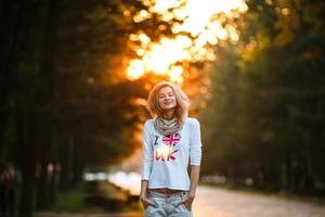 bellissimo ragazza nel tramonto leggero foto