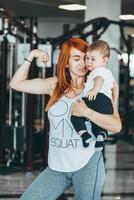 giovane madre con sua giovane figlio nel il Palestra foto