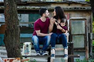 giovane famiglia con un' bambino su il natura foto