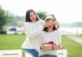 Due bellissimo ragazze e regalo foto