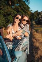 Due ragazze avere divertimento nel il campagna foto