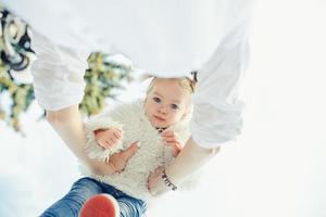 madre e poco figlia giocando nel un' parco foto